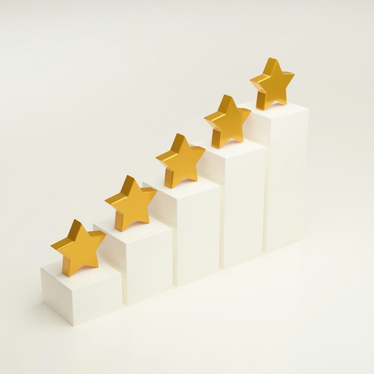 Fünf goldene Sterne auf ansteigenden weißen Blocks.